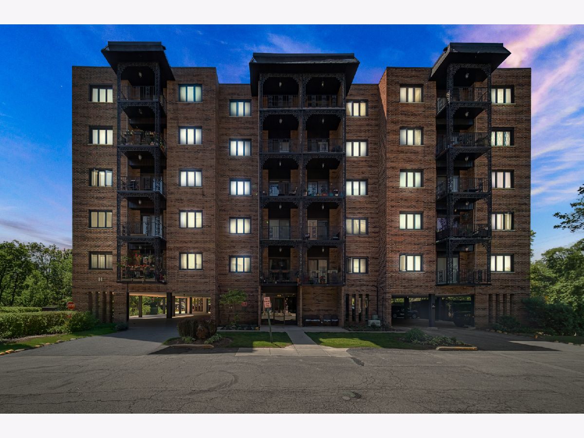 Condominiums For Sale Landings Des Plaines Illinois, 9395 Landings Lane
