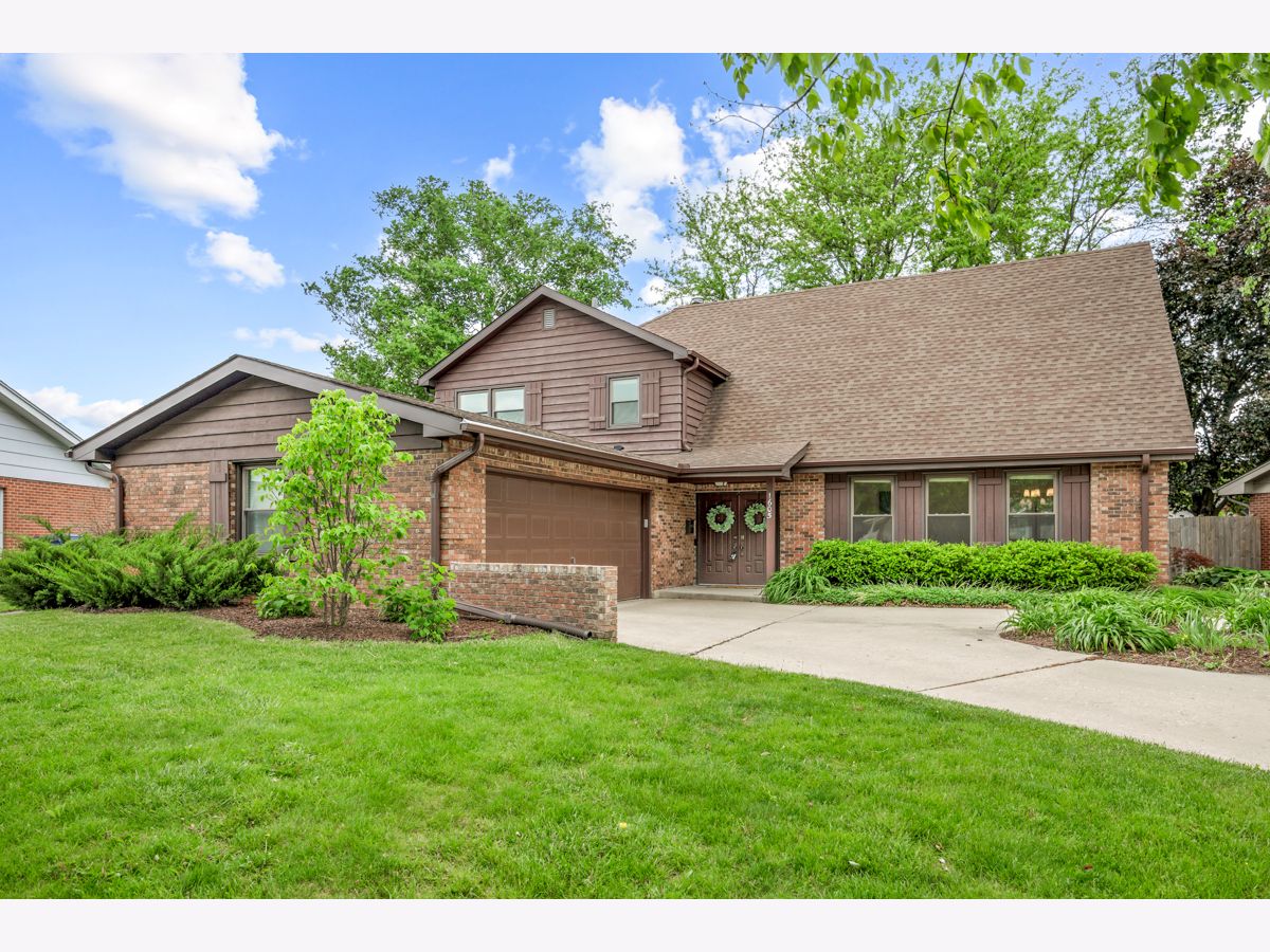 Homes For Sale Hillcrest Dekalb Illinois, 1605 Mayflower Drive