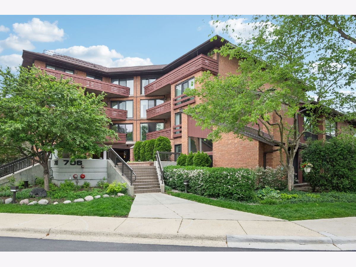 Condos & Townhomes For Sale Orchard Glen Glenview Illinois, 706 Waukegan Road