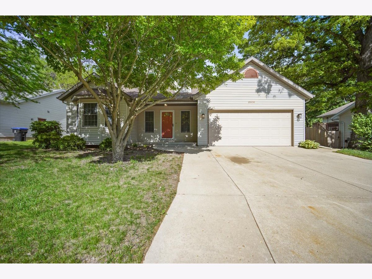 Homes & Condos & Townhomes For Sale Oakwoods Bloomington Illinois, 2506 Timberview Drive