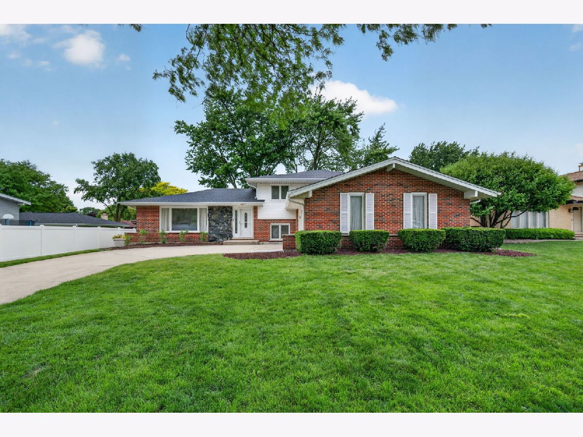  For Sale Darien Illinois, 8632 Clifford Drive