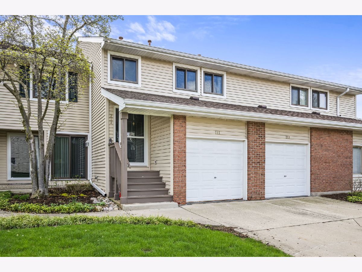 Townhomes & Condos For Sale Hidden Lake Village Buffalo Grove Illinois, 213 Winding Oak Lane