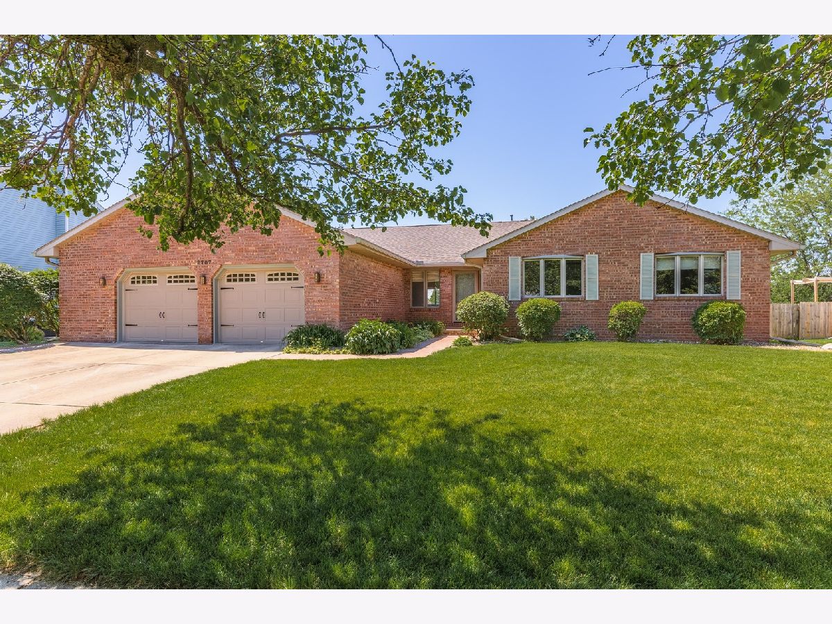 Homes & Condos & Townhomes For Sale Eagle Ridge Bloomington Illinois, 2707 Foxridge