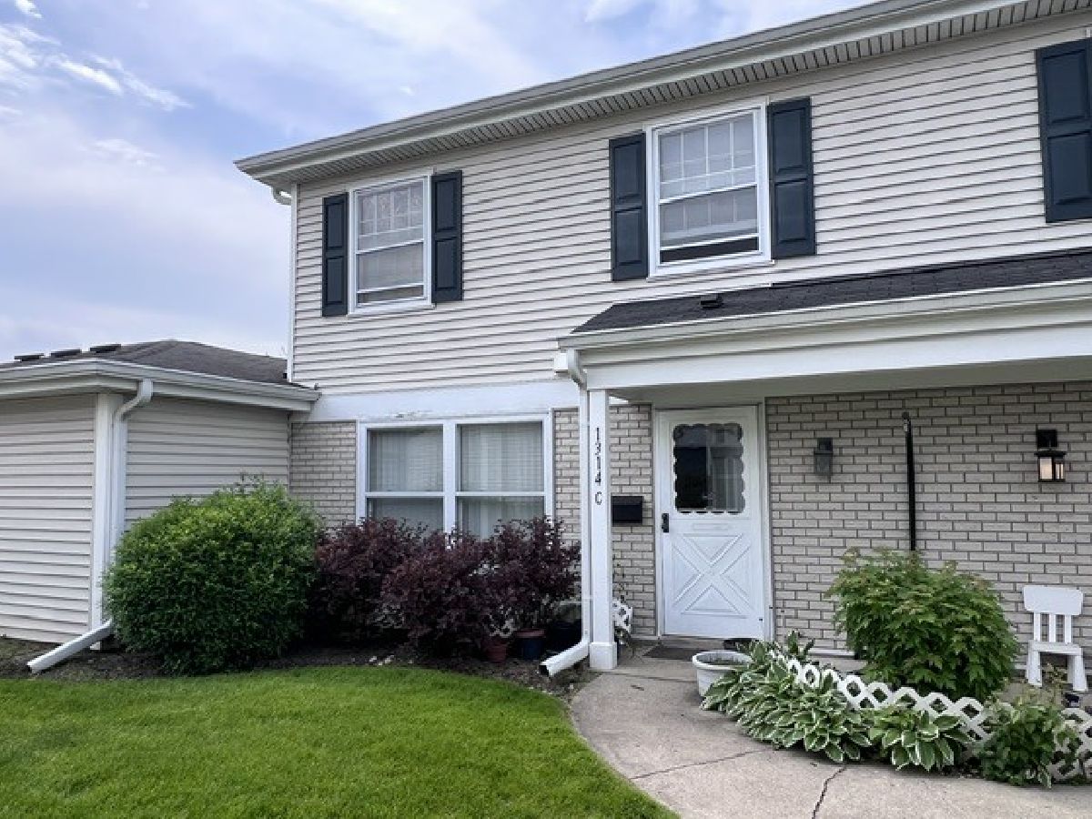  For Sale Hanover Park Illinois, 1314 Kingsbury Drive