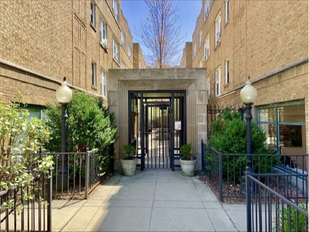 Condominiums & Homes Rented Lincoln Park 2520 Chicago Illinois, 677.5 Wrightwood