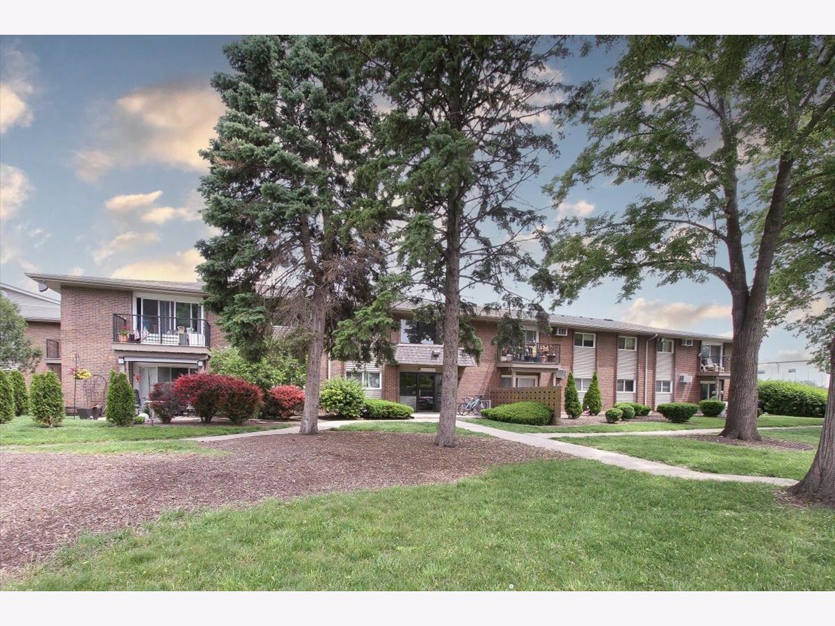 Condominiums For Sale Lisle Place Lisle Illinois, 2300 Old Tavern Road