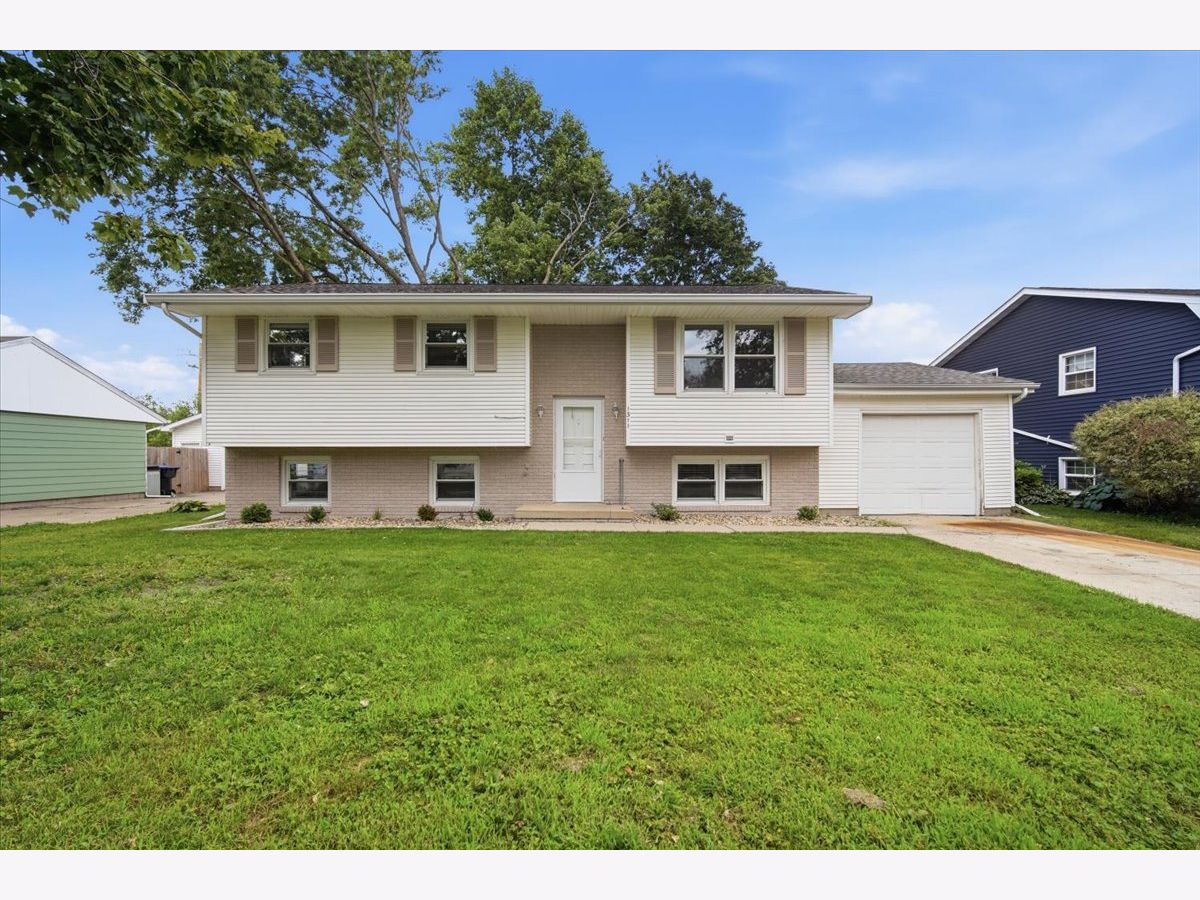 Homes & Condos & Townhomes For Sale Lincolnwood Bloomington Illinois, 1311 Townley Drive