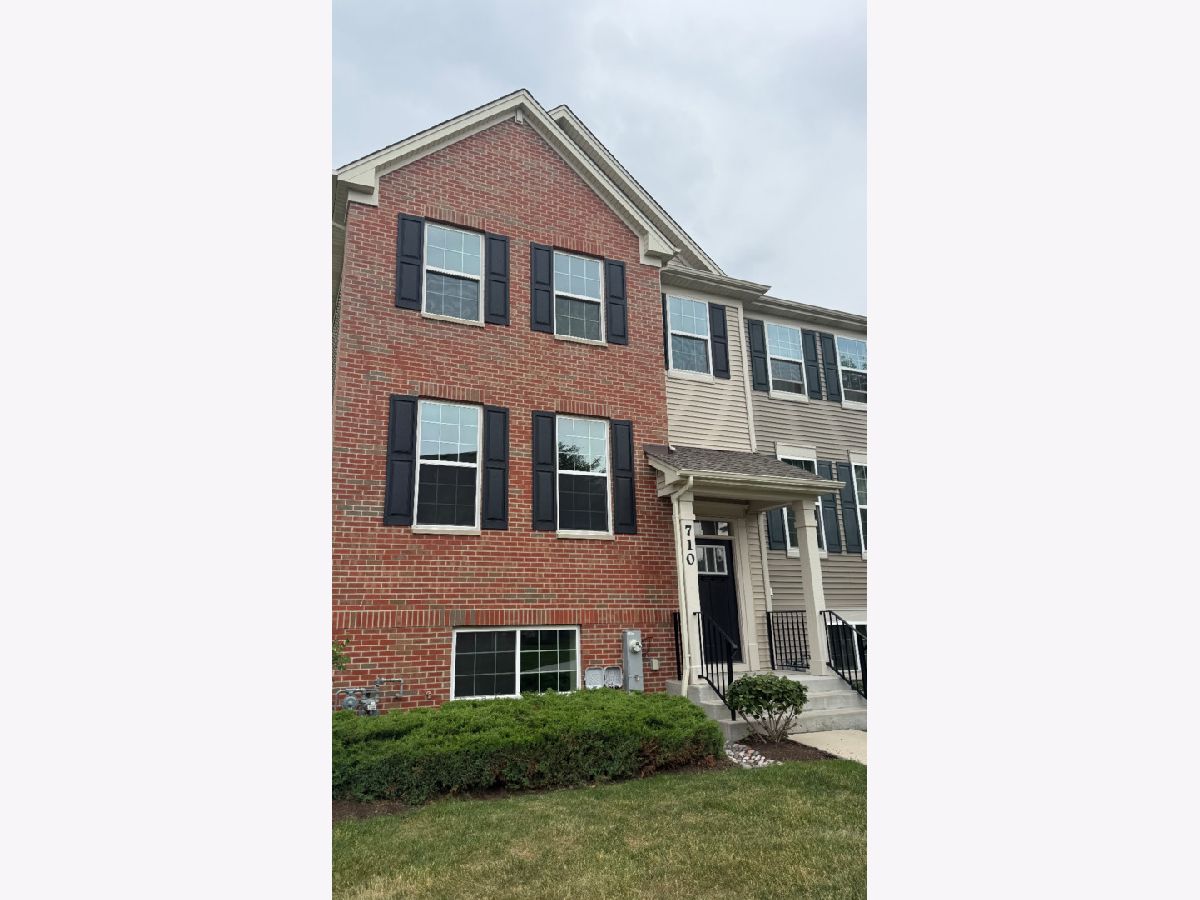 Condos & Townhomes For Rent Seasons At Southbury Oswego Illinois, 710 Springside