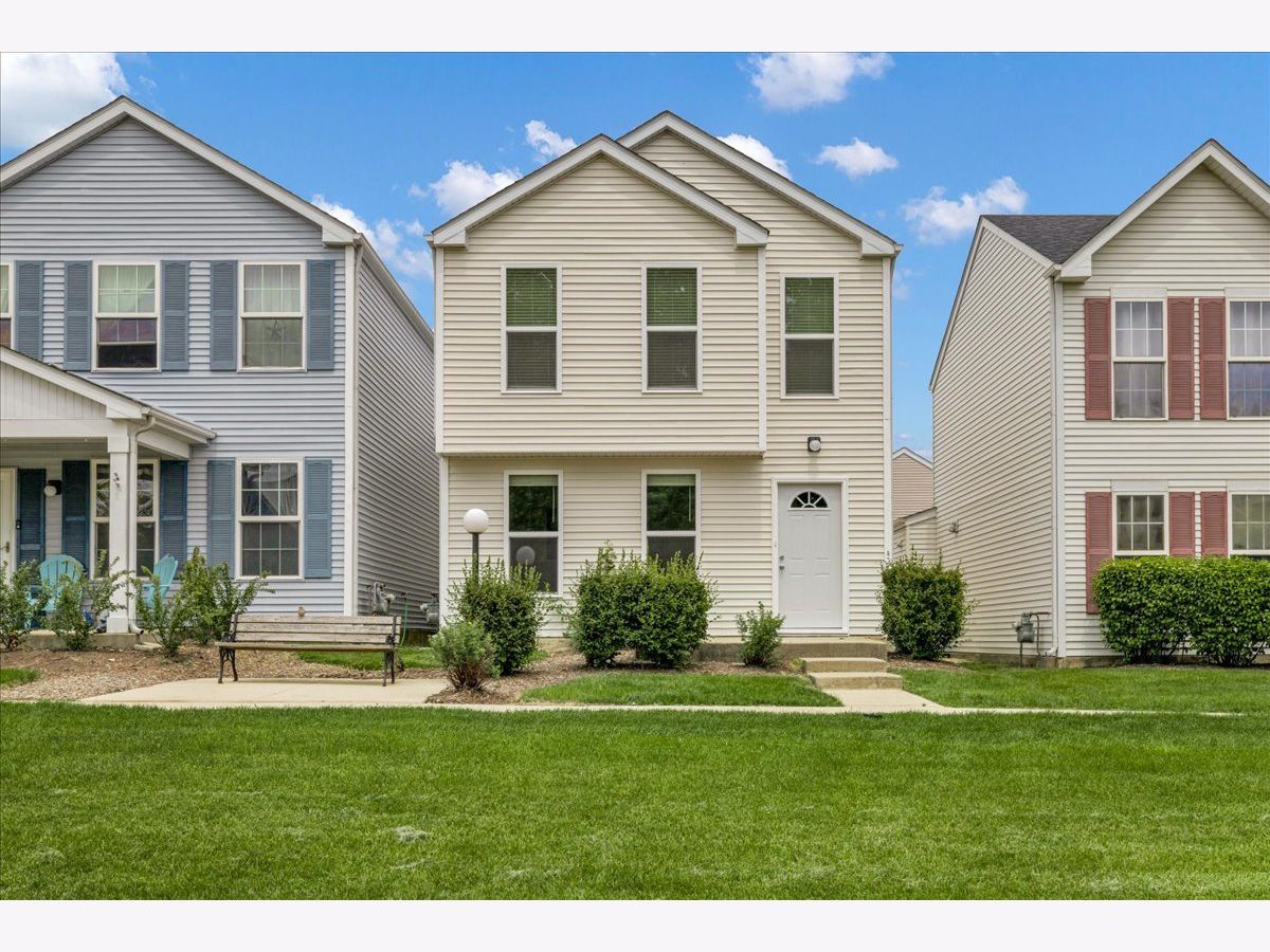 Homes & Townhomes & Condos For Sale Hometown Aurora Illinois, 943 Four Seasons Boulevard