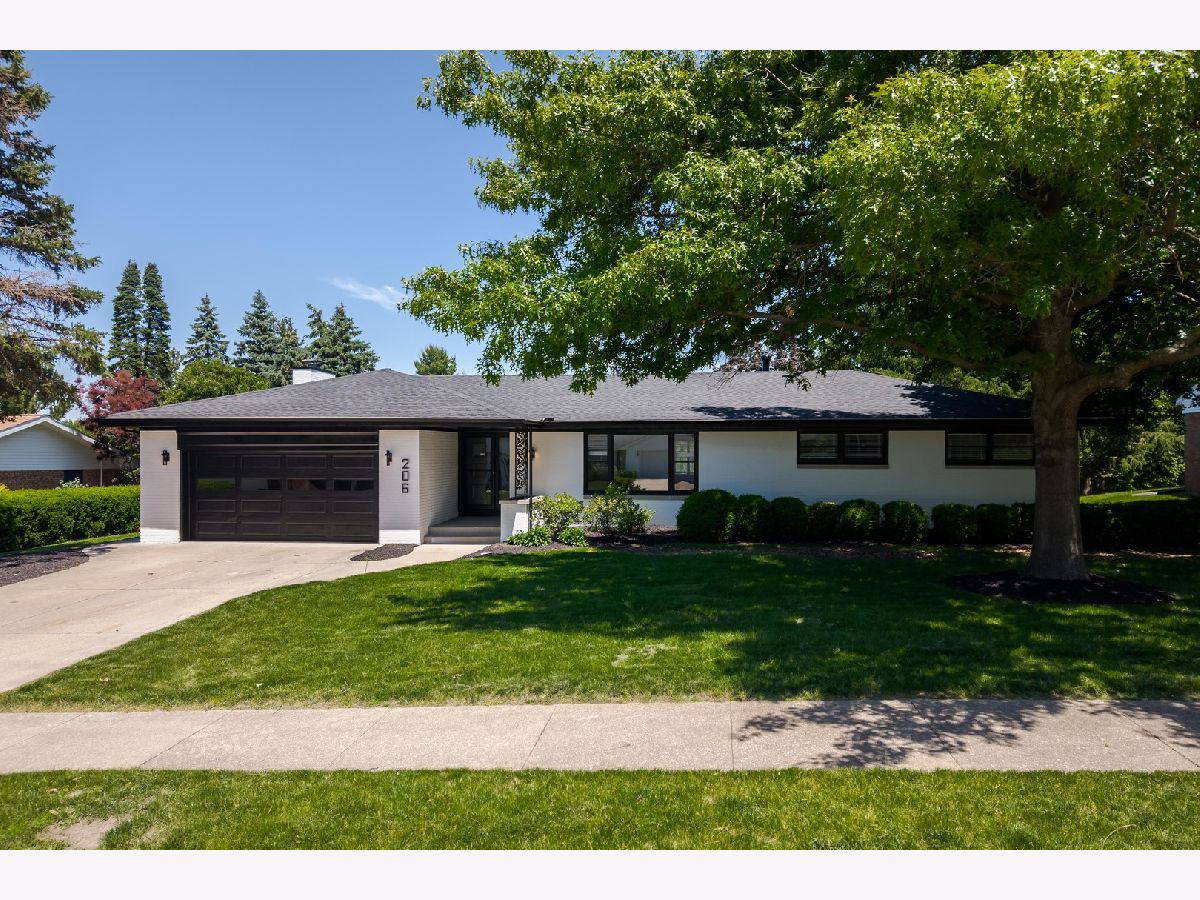 Homes & Condos & Townhomes For Sale Fleetwood Bloomington Illinois, 206 Imperial Drive