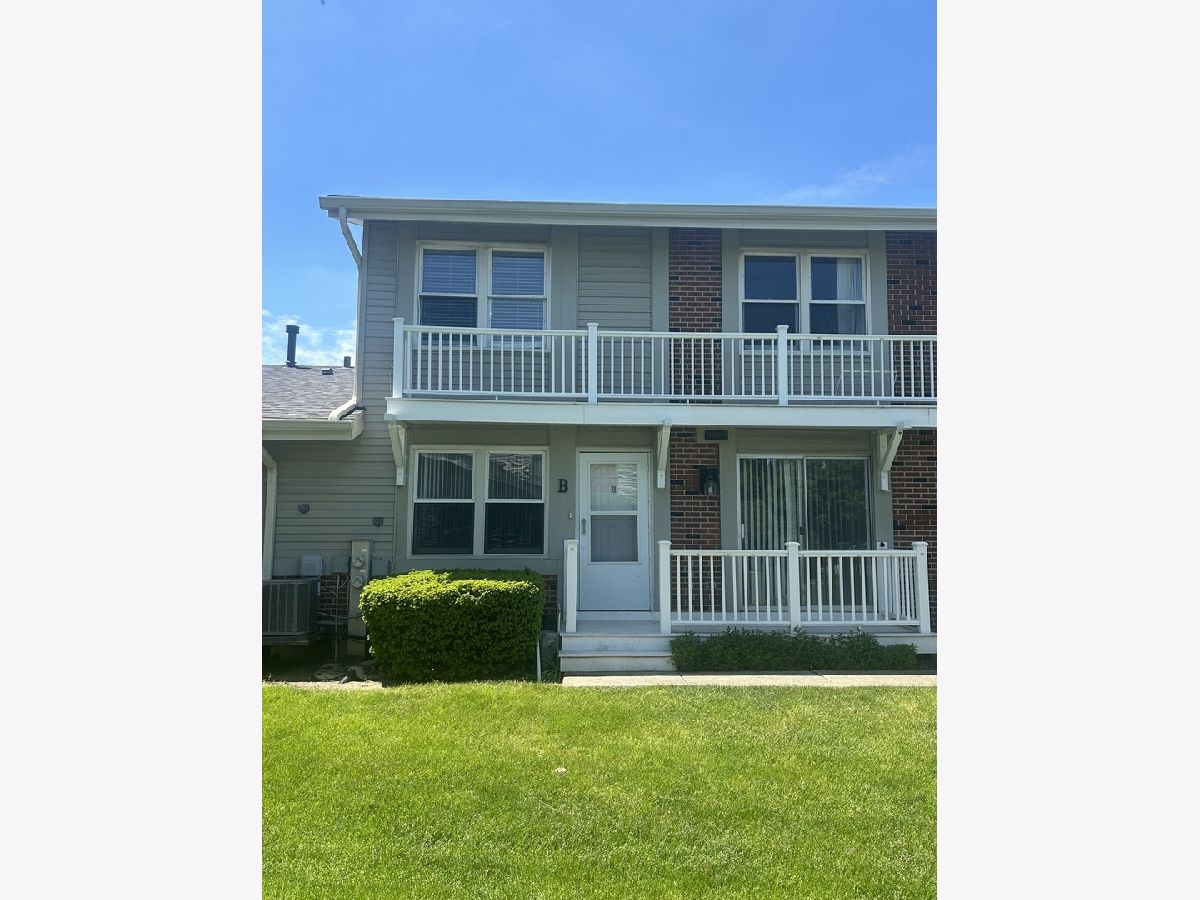 Townhomes & Condos For Rent Country Fours Bloomingdale Illinois, 305 Northwestern