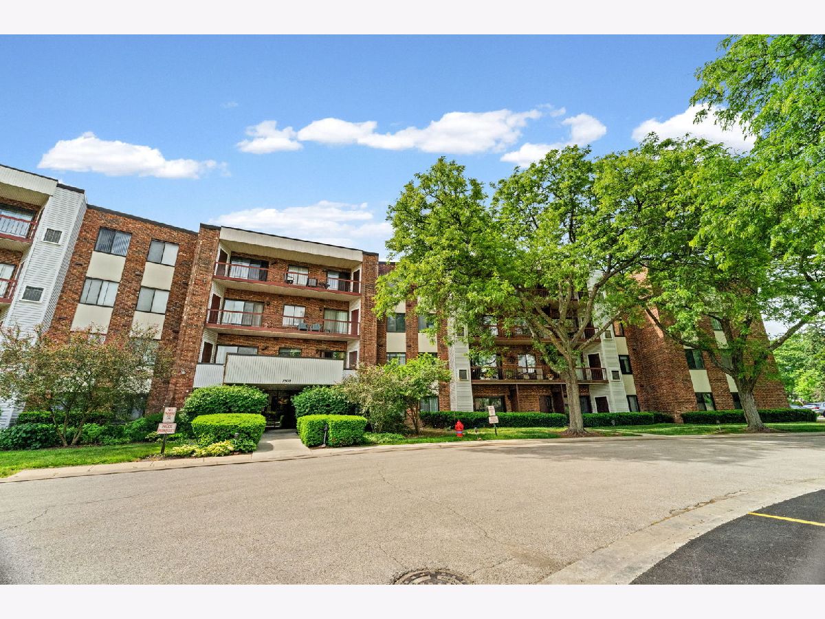  For Sale Wheeling Illinois, 1500 Harbour Drive