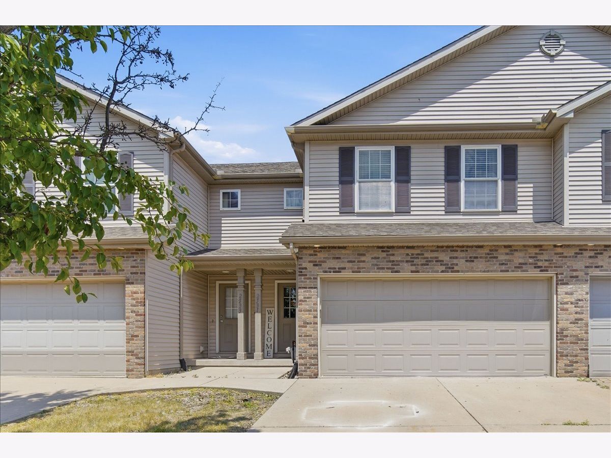 Homes & Condos & Townhomes For Sale Fox Hollow Bloomington Illinois, 2531 Fox Trot Trail