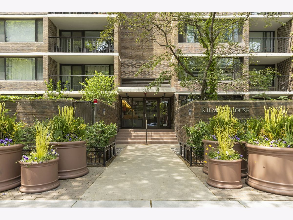 Condos & Townhomes For Sale Sandburg Village Chicago Illinois, 1555 Sandburg Terrace