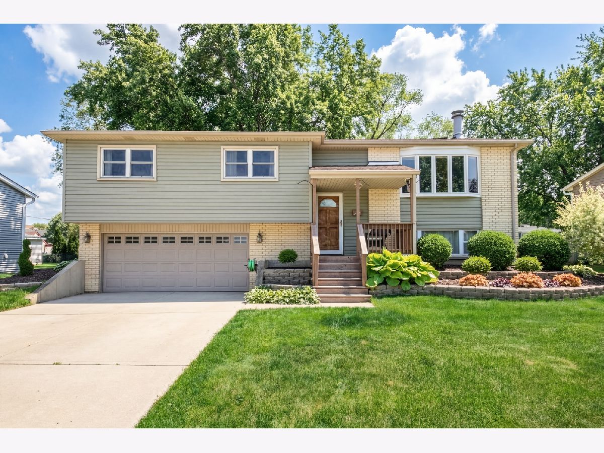 For Sale Woodridge Illinois, 2413 Sioux Avenue