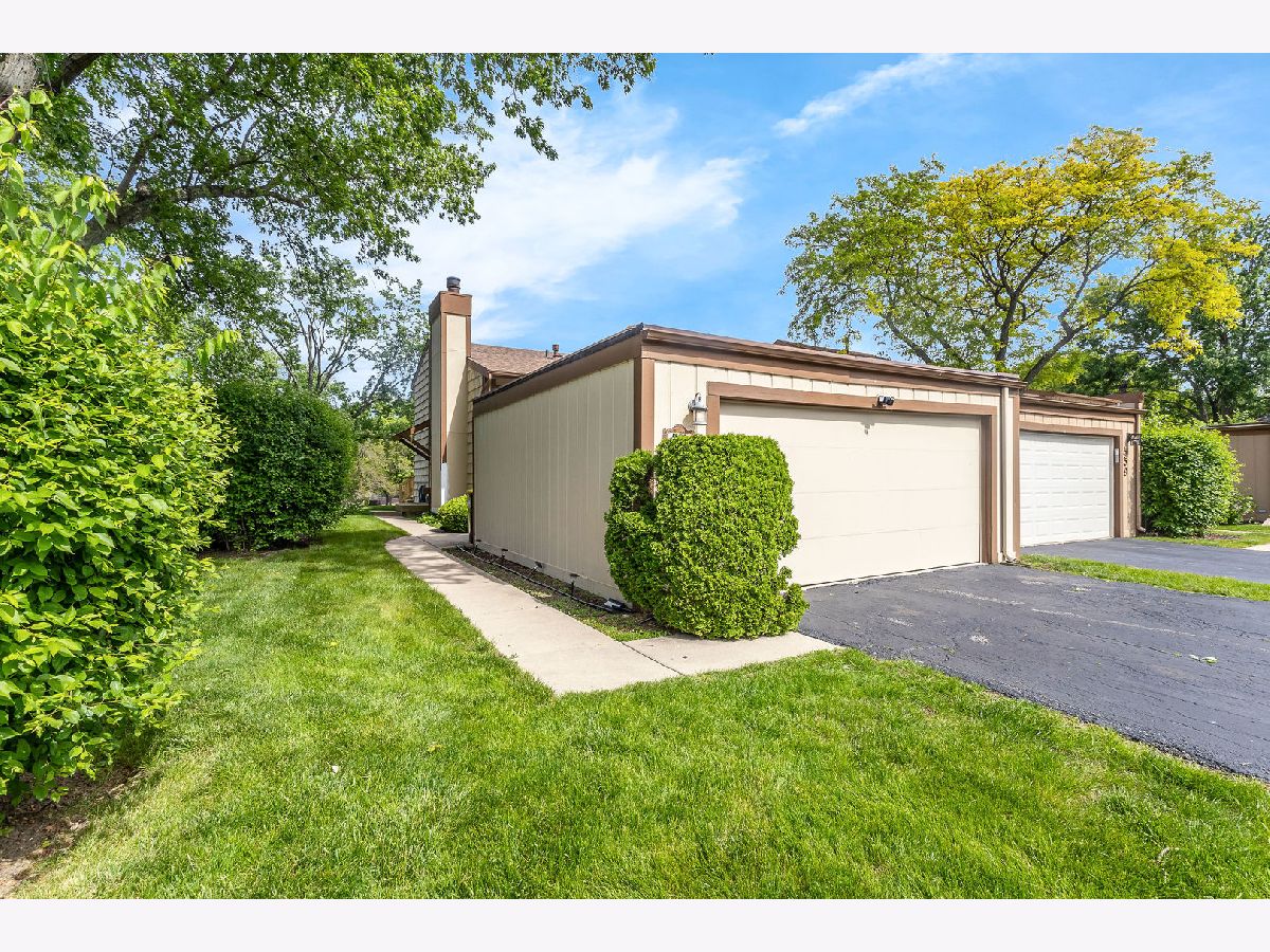  For Sale Roselle Illinois, 563 Woodfield Trail