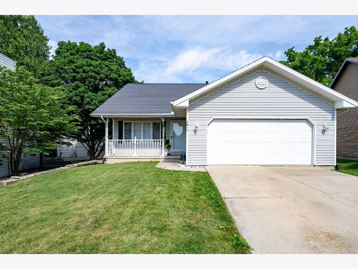 Homes & Condos & Townhomes For Sale Oakwoods Bloomington Illinois, 2014 Woodhavens Drive