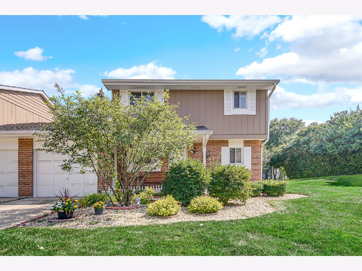 Condos & Townhomes & Homes For Sale Briarcliffe Knolls Wheaton Illinois, 1010 Heathrow Court