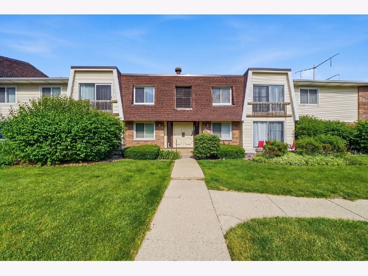  For Rent Woodridge Illinois, 6818 Roberts