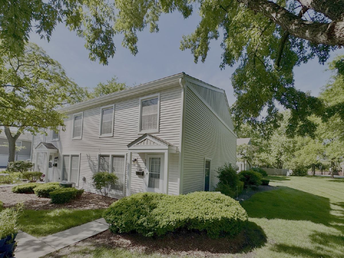 Condos & Townhomes & Homes For Sale Hollybrook Wheaton Illinois, 1674 Williamsburg Court