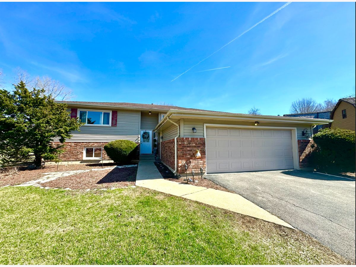  For Sale St Charles Illinois, 5N087 Mary Court