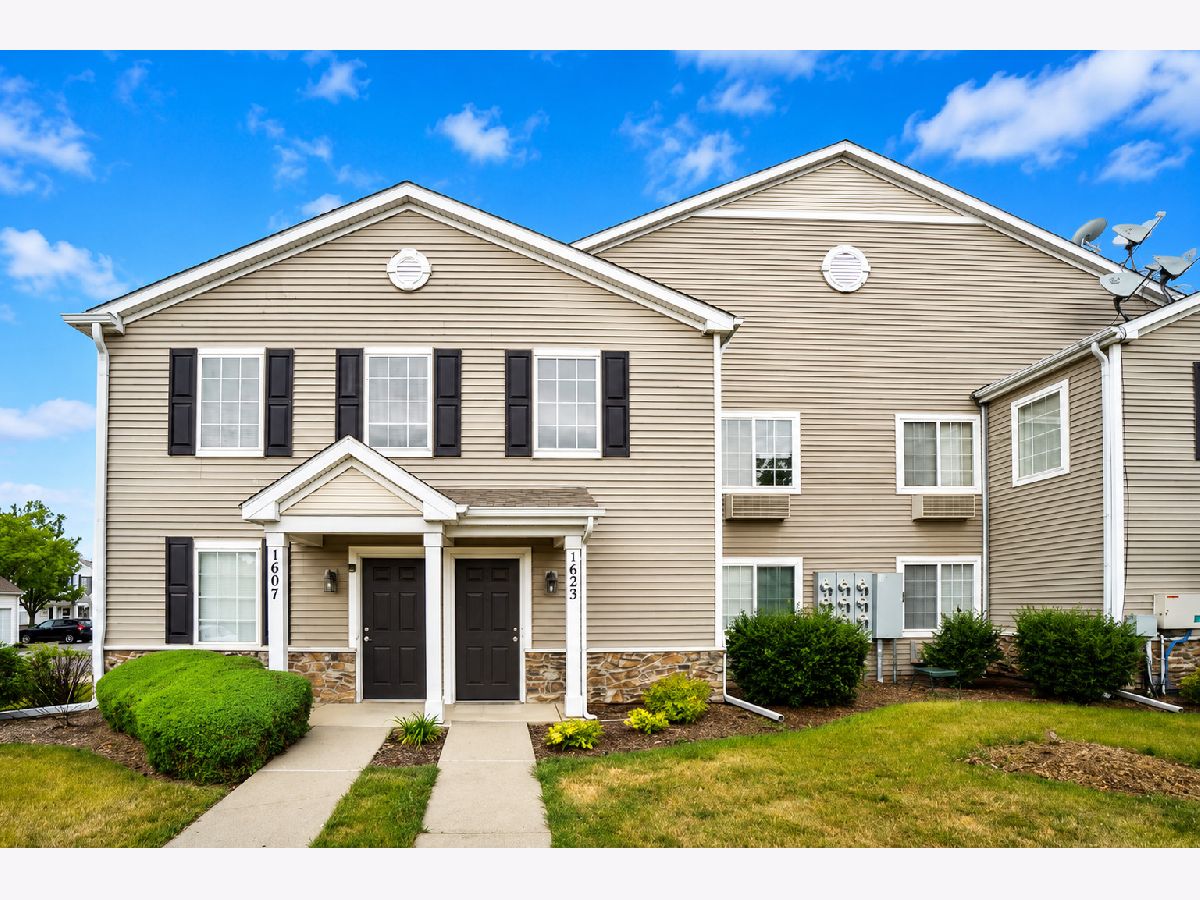  For Sale Carpentersville Illinois, 1623 Silverstone Drive