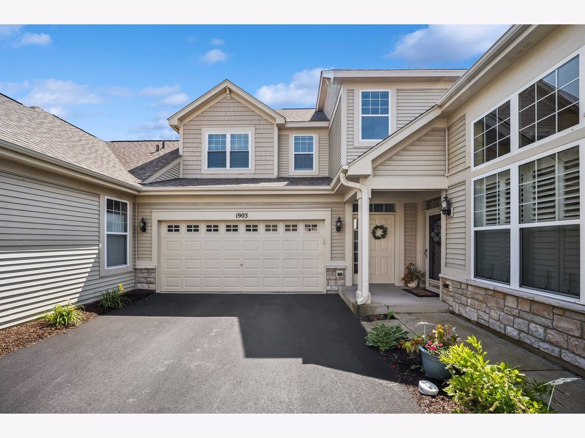 Townhomes & Condos & Homes For Sale Stonegate West Aurora Illinois, 1903 Chase Lane