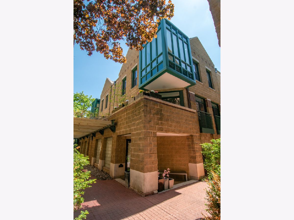 Townhomes Sold Larrabee Commons Chicago Illinois, 1606 Mohawk