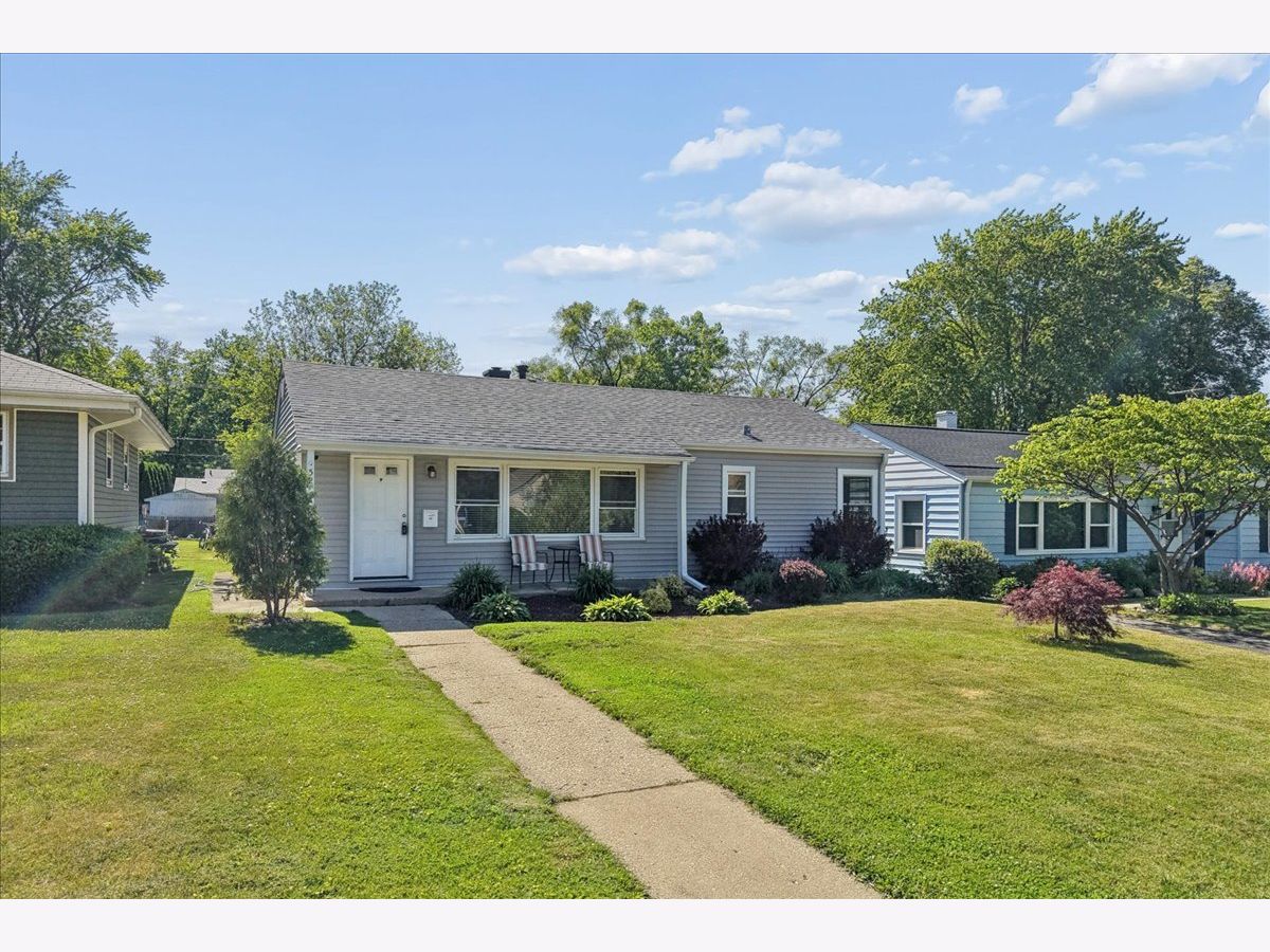  For Sale Mundelein Illinois, 52 Midland Avenue