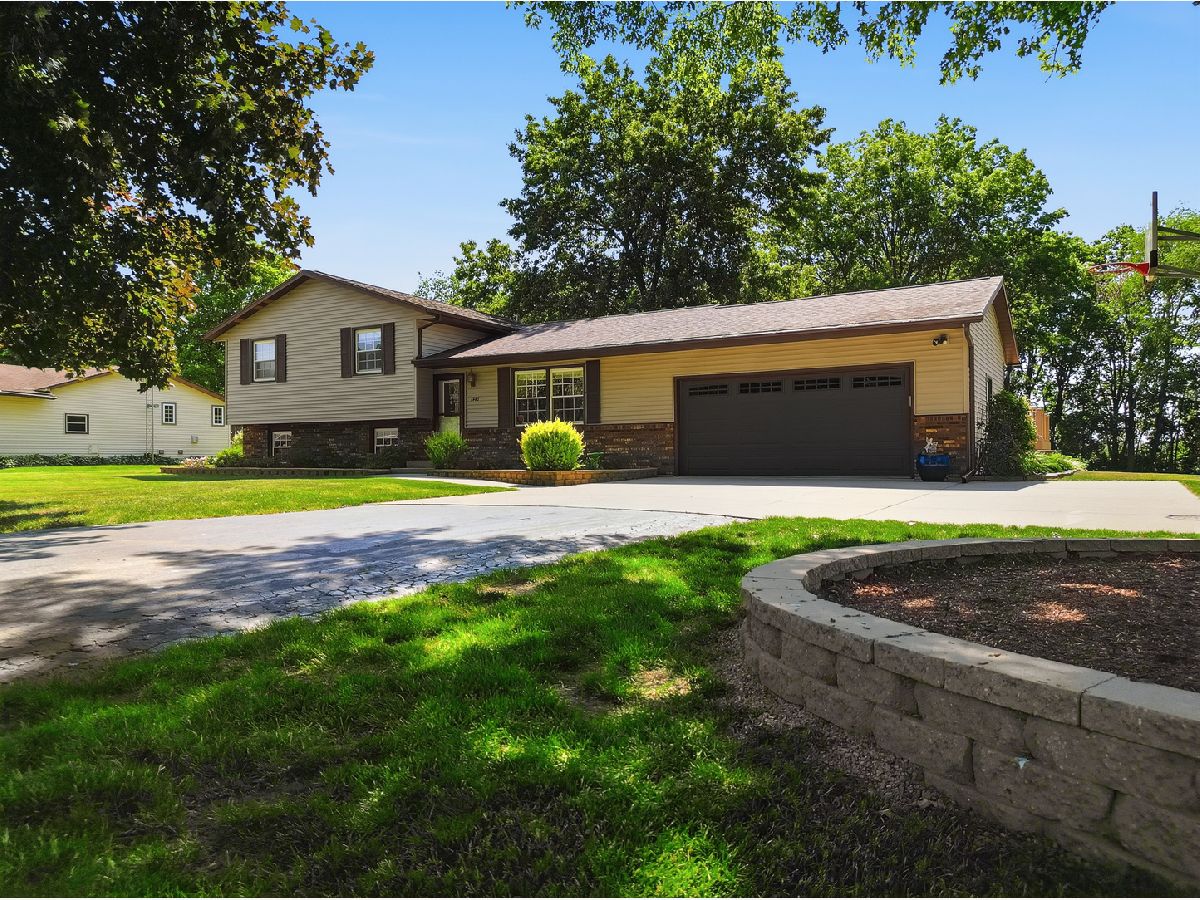 For Sale Dixon Illinois, 1665 Hill Drive