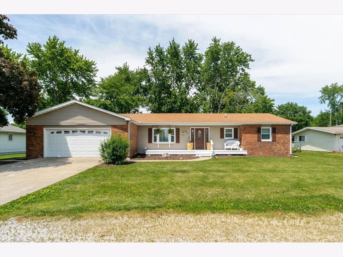  For Sale Farmer City Illinois, 611 Water Street