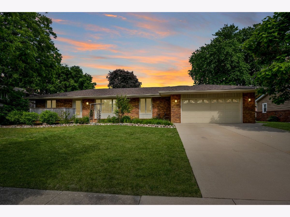 Homes & Condos & Townhomes For Sale Williamsburg Bloomington Illinois, 104 Williamsburg Drive