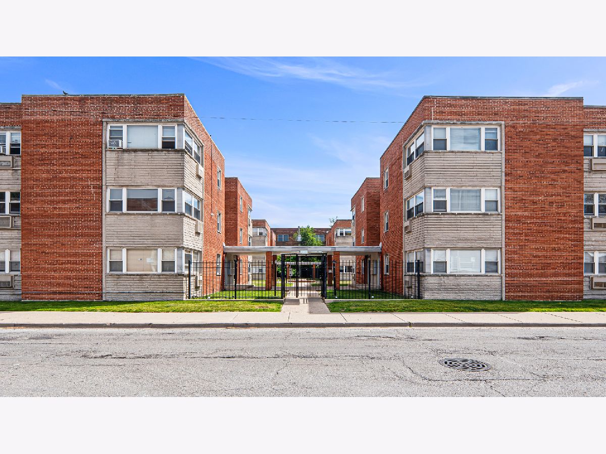  For Sale Chicago Illinois, 2411 Balmoral Avenue