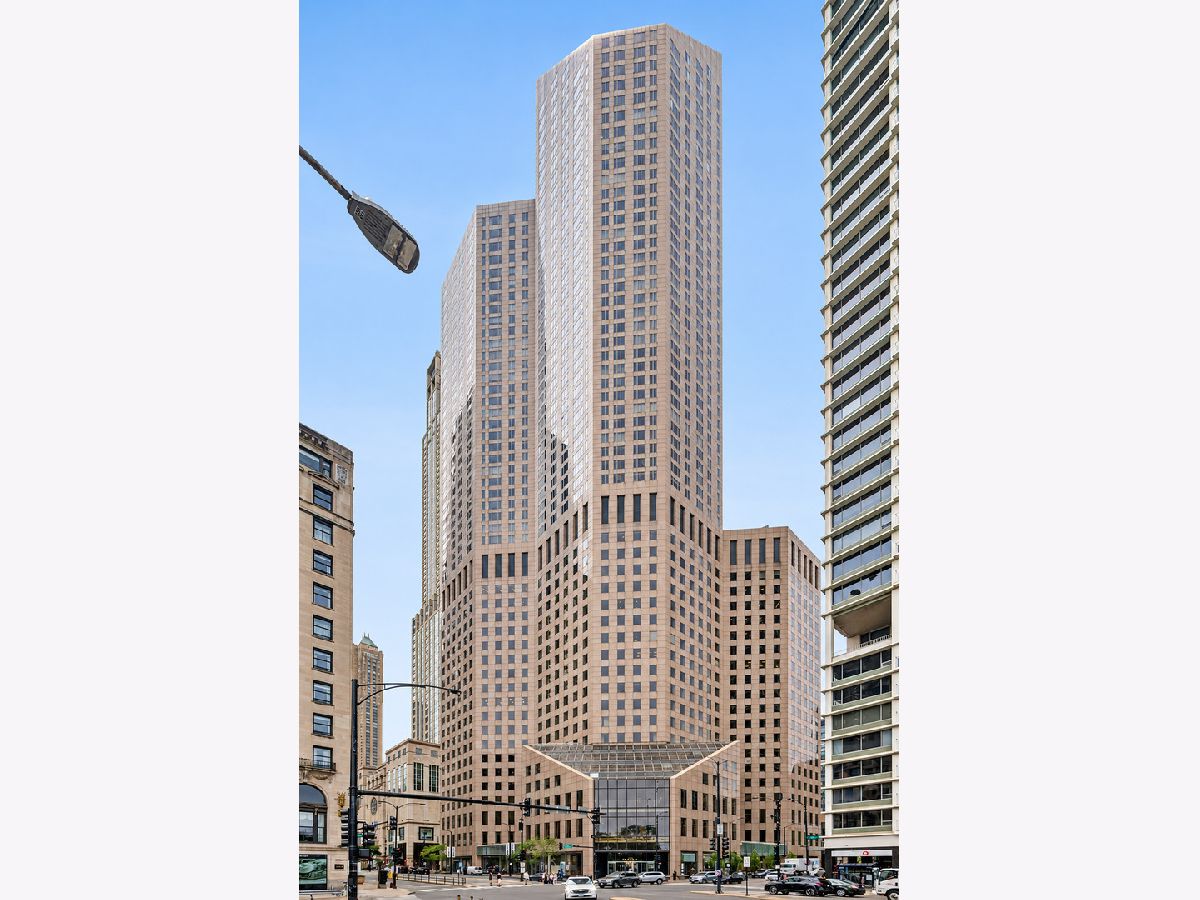Condominiums For Sale One Magnificent Mile Chicago Illinois, 950 Michigan Avenue