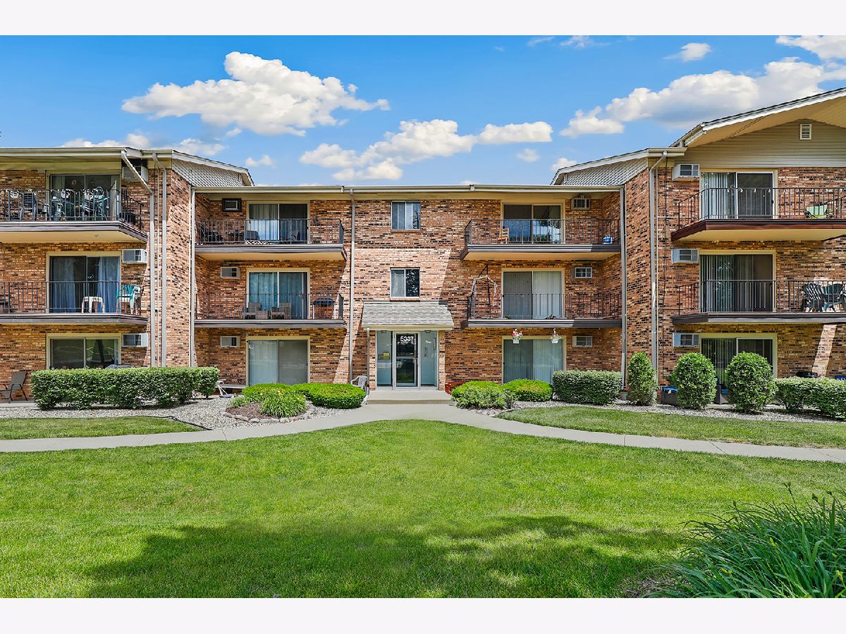  For Sale Crestwood Illinois, 5337 Waterbury Court