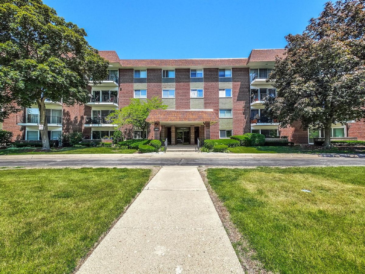 Condominiums & Homes For Sale Green Acres Arlington Heights Illinois, 1025 Fernandez Avenue