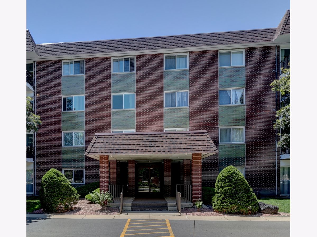 Condominiums & Homes For Sale Green Acres Arlington Heights Illinois, 1030 Fernandez Avenue