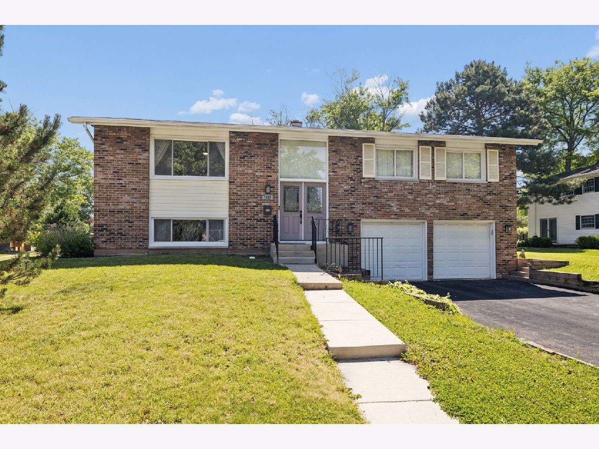  For Sale Woodridge Illinois, 7025 Roberts Drive