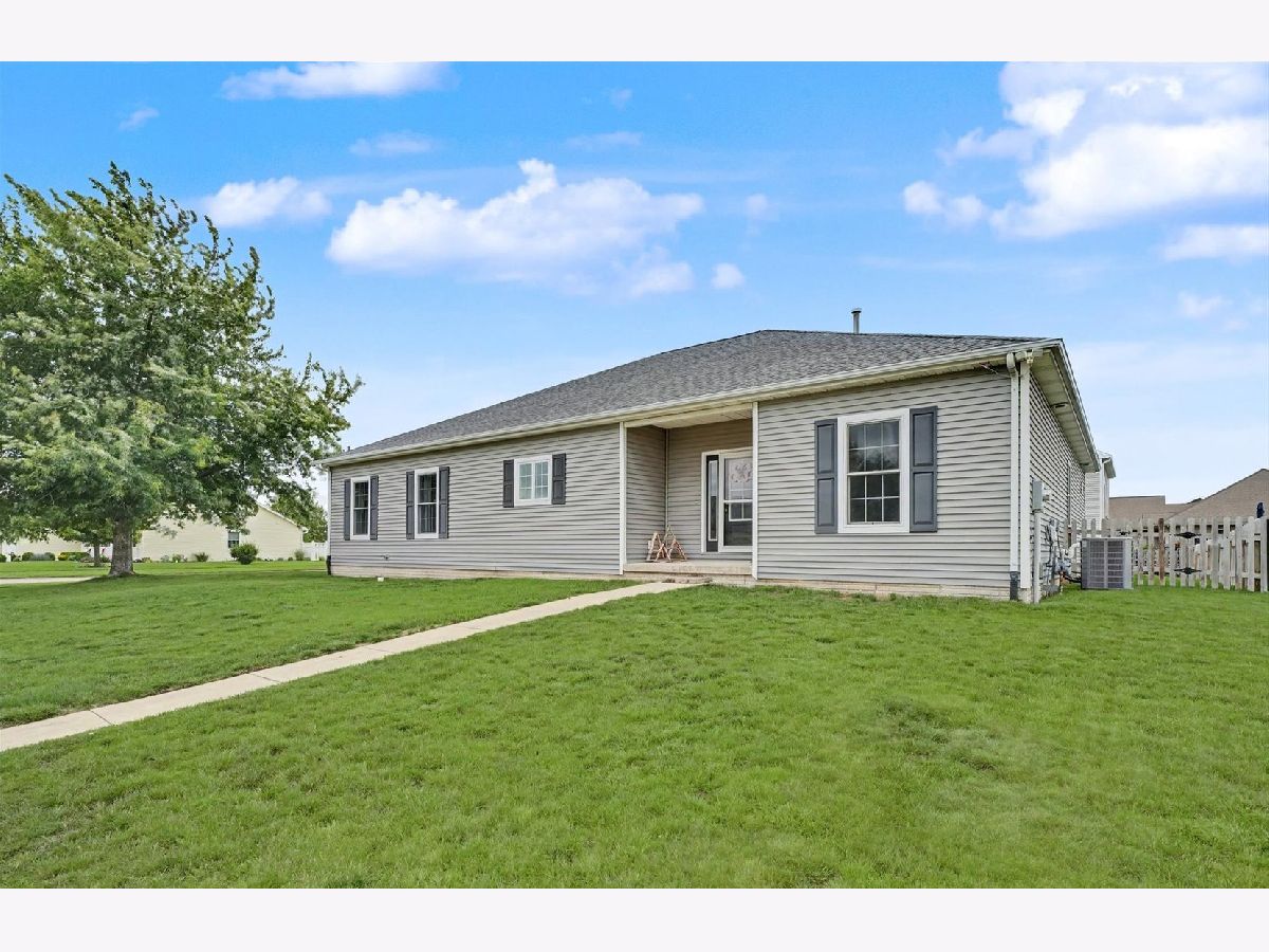  For Sale St Joseph Illinois, 2002 Grand Avenue