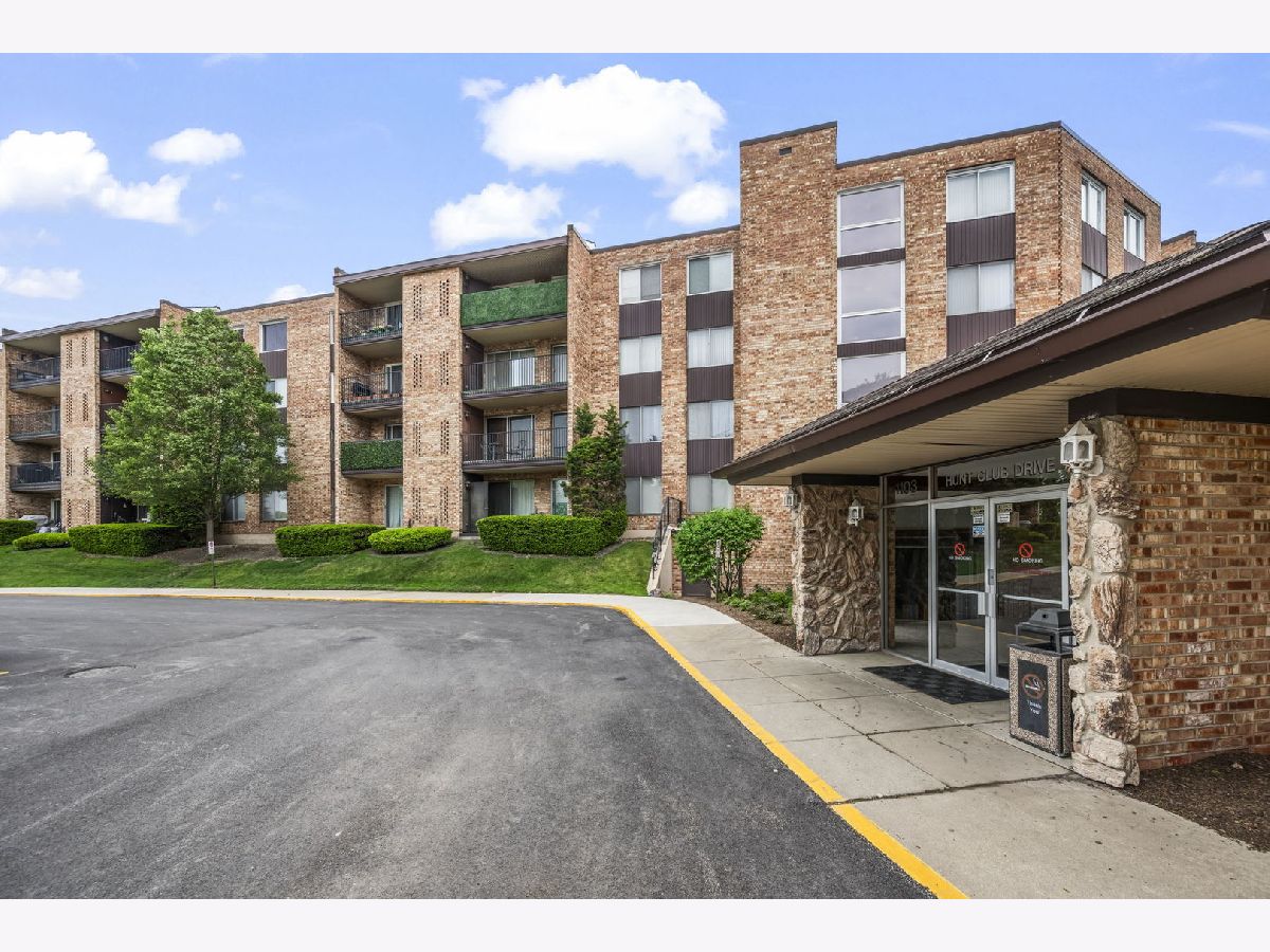 Condominiums For Sale Hunt Club On The Lake Mount Prospect Illinois, 1103 Hunt Club Drive