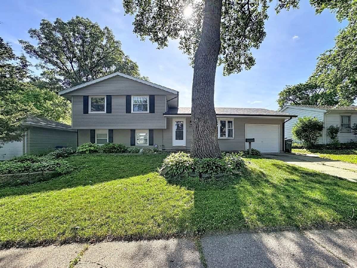 Homes For Sale Park Ridge Davenport Iowa, 2507 Hazelwood Avenue
