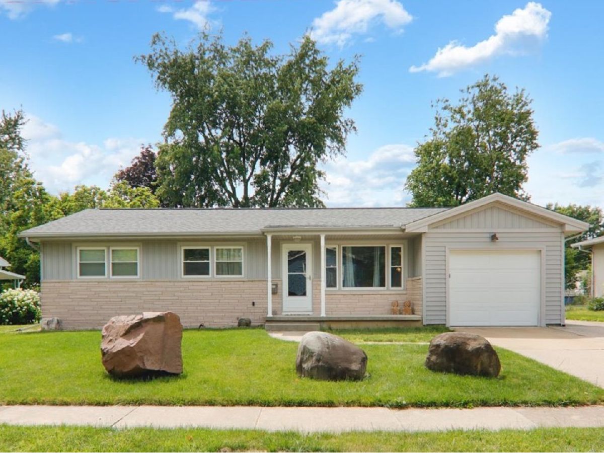 Homes & Condos & Townhomes For Sale Town & Country Bloomington Illinois, 903 Mayflower Avenue