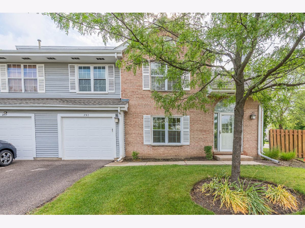 Townhomes & Homes For Sale Kensington Gurnee Illinois, 255 Cumberland Court