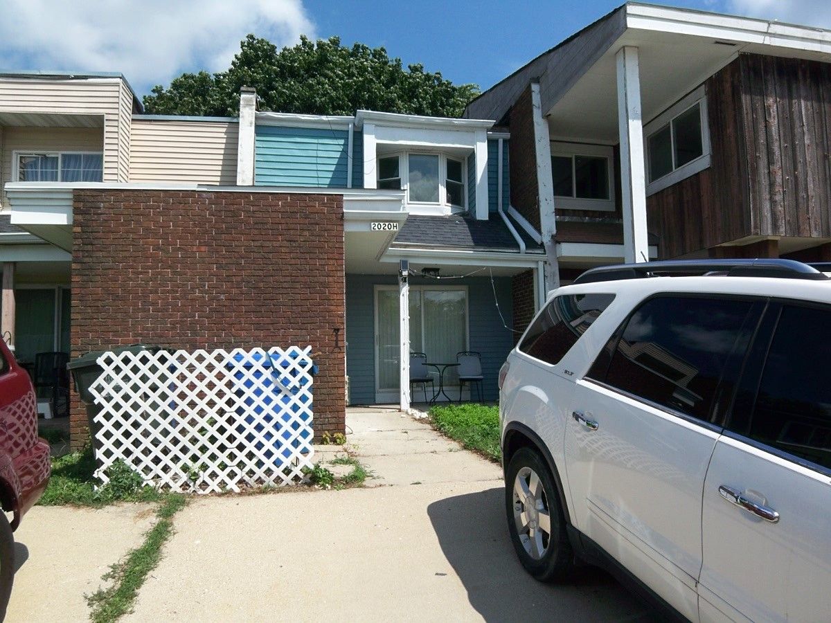  For Sale Carpentersville Illinois, 2020 Berkshire Circle