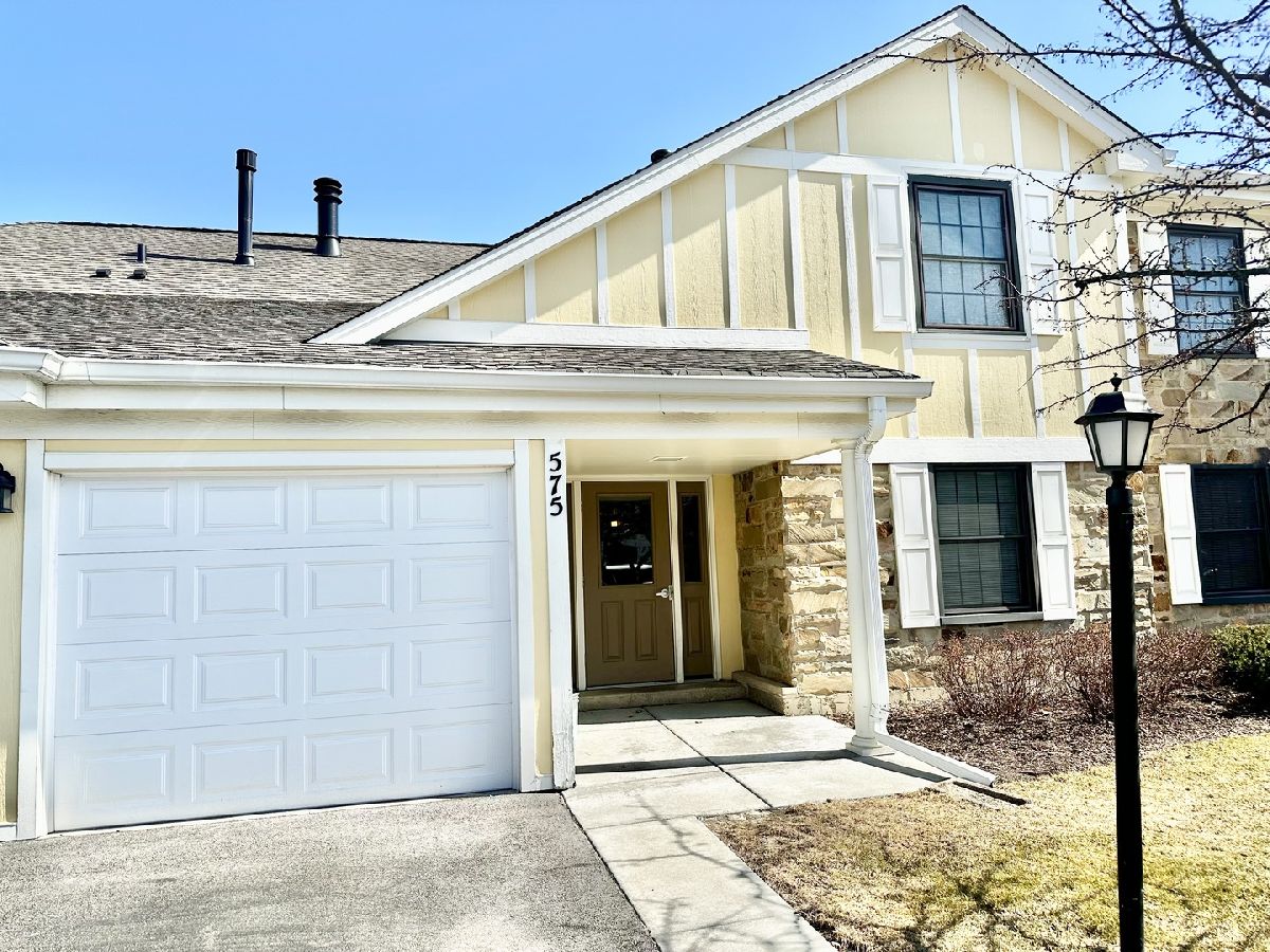  For Sale Wheeling Illinois, 575 Greystone Lane