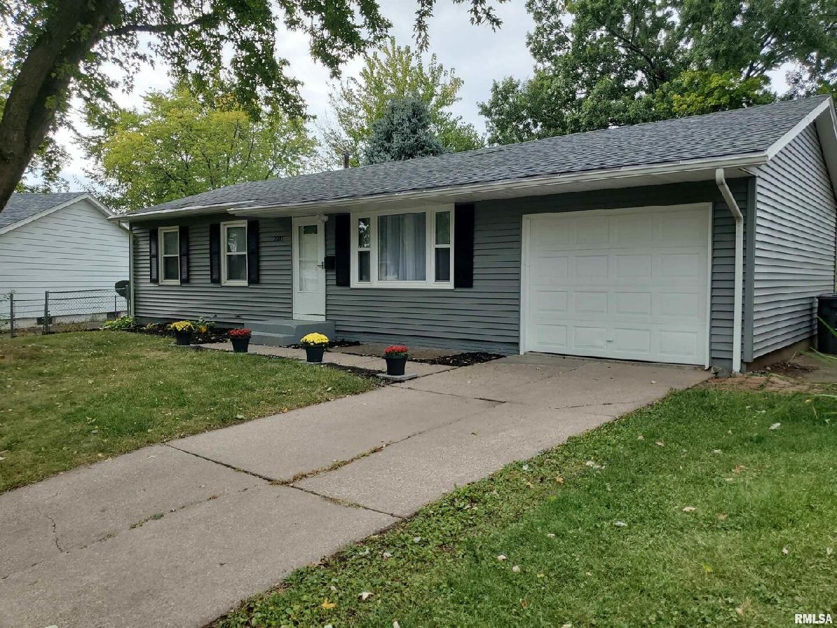 For Sale Bettendorf Iowa, 2211 Waveland Drive