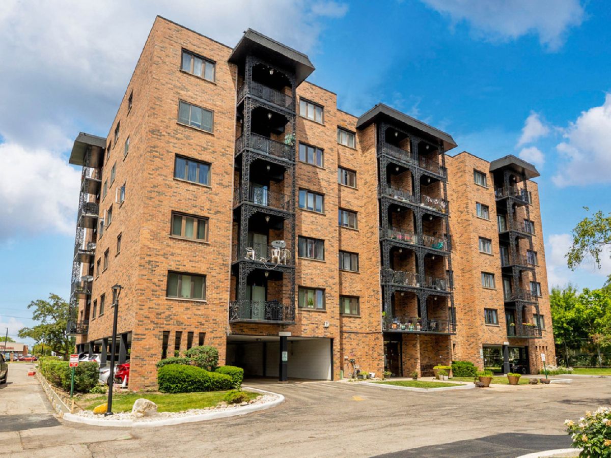 Condominiums For Sale Landings Des Plaines Illinois, 9332 Landings Lane