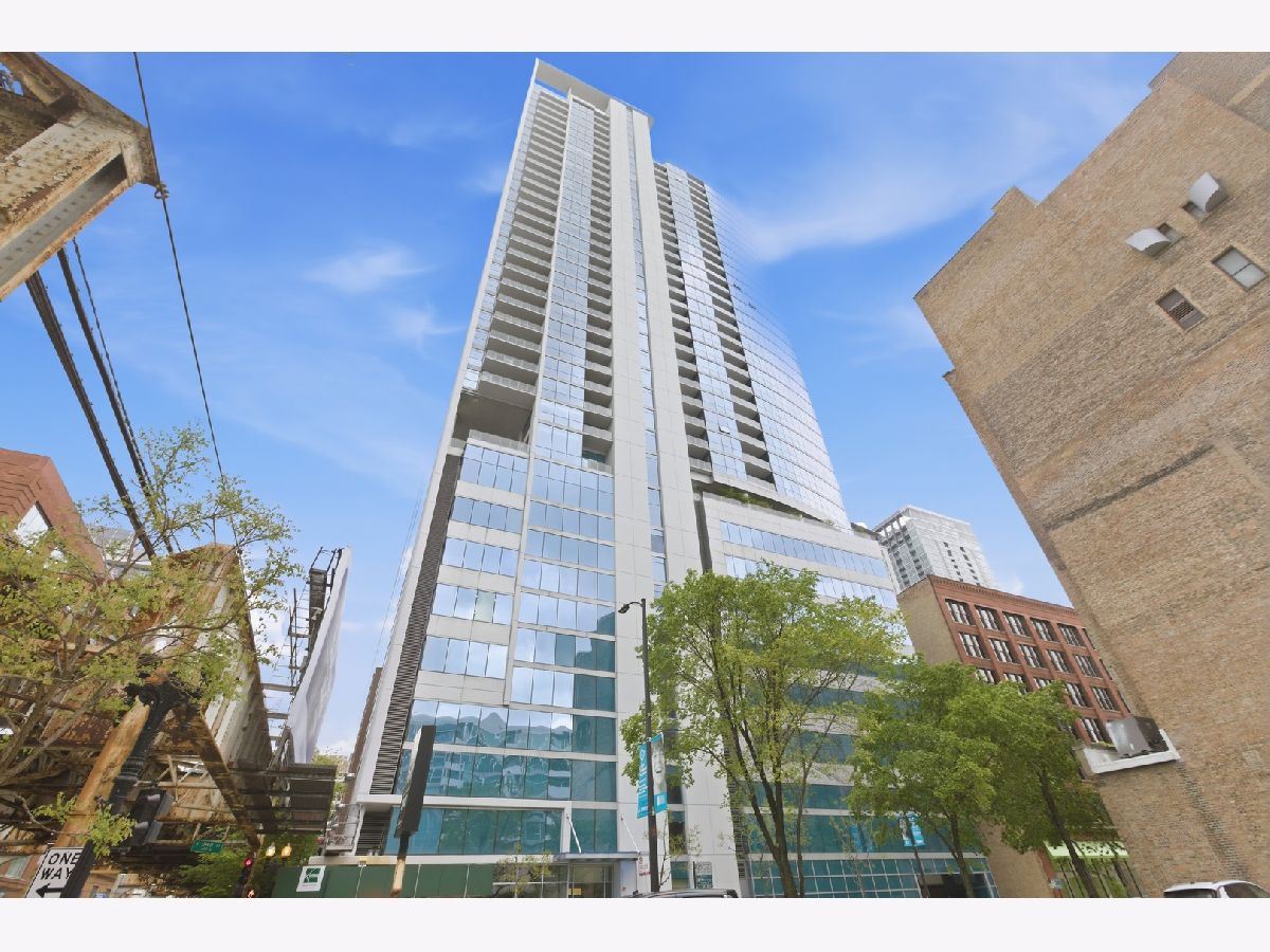 Condominiums For Rent Silver Tower Chicago Illinois, 303 Ohio