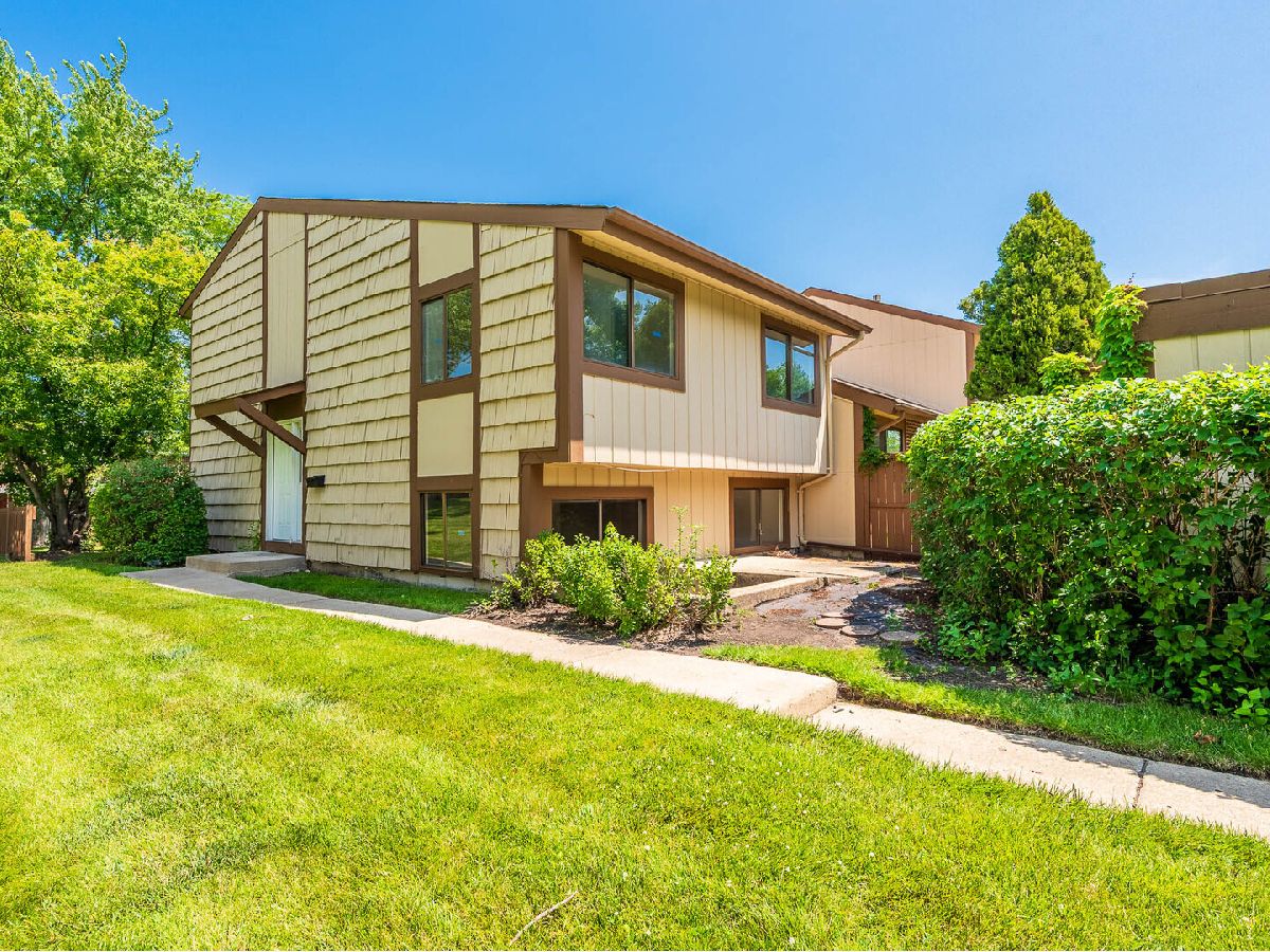  For Sale Roselle Illinois, 800 Shawnee Trail