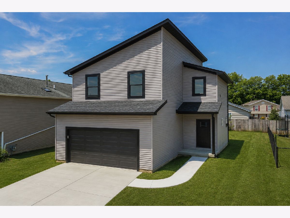 Homes & Condos & Townhomes For Sale Beich Place Bloomington Illinois, 3911 Bluebell Drive